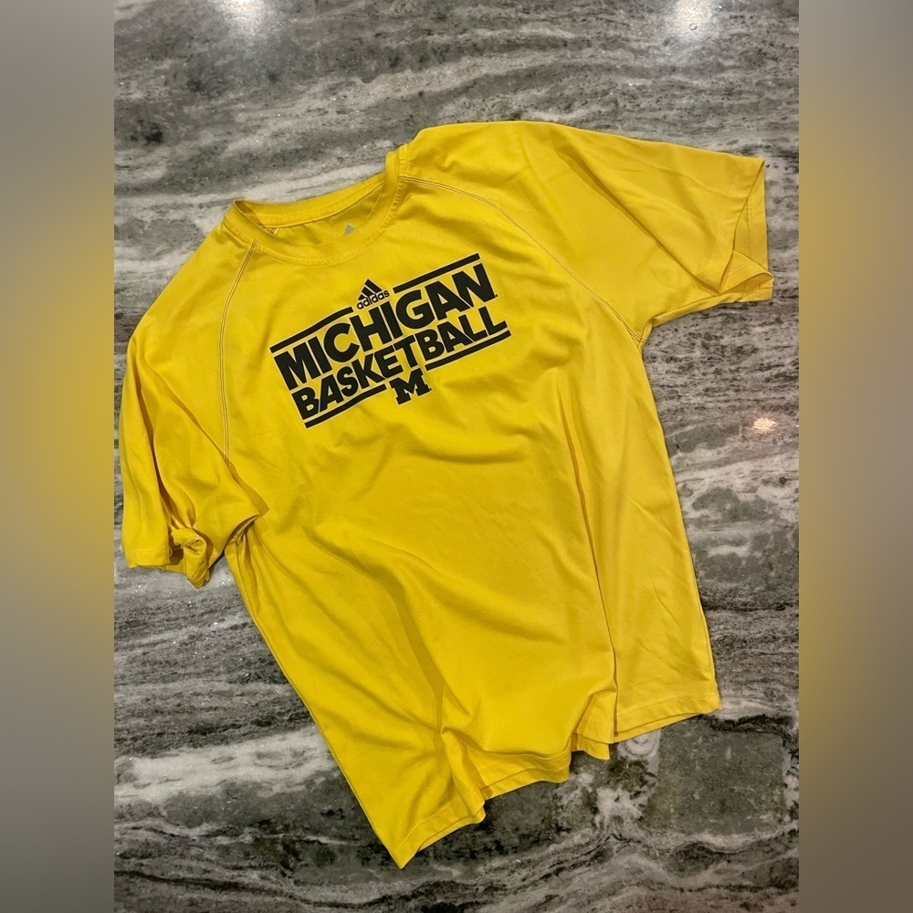Men’s Adidas Michigan Basketball Short Sleeve TShirt Size Medium